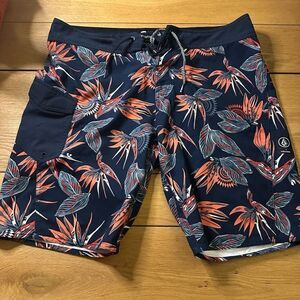 Volcom boardshorts 38 floral